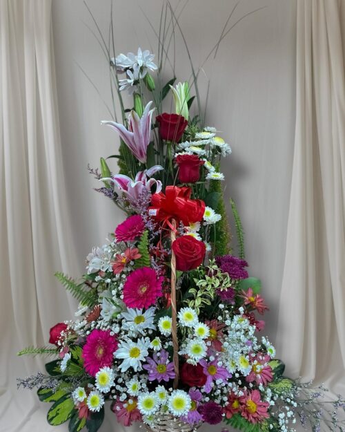Canasta con flores varias