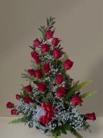 Canasto con rosas rojas