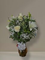 Florero rosas y lilum blanco