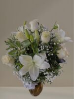 Florero rosas y lilum blanco
